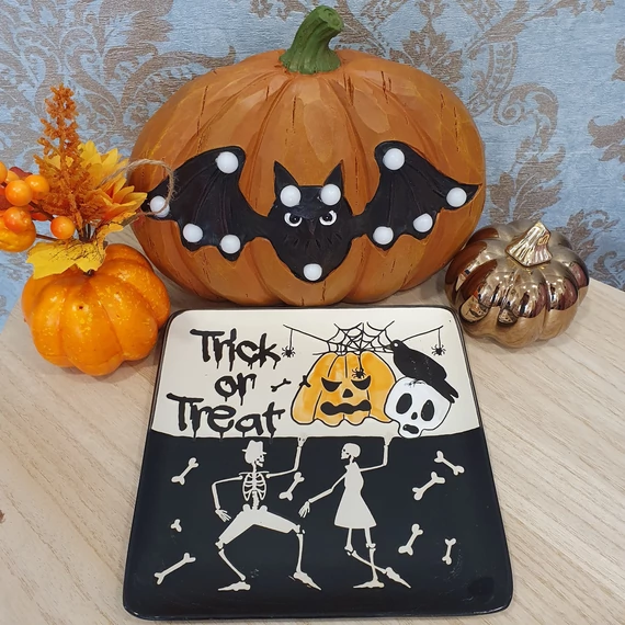 Halloween tányér Tick or Treat táncoló csontváz párral csontokkal 22 cm