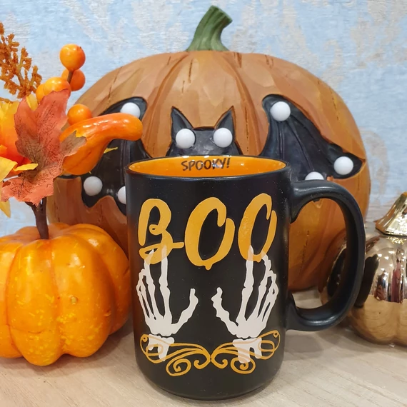 Halloween bögre csontváz kézzel  BOO felirattal 8,7 x 11,8 cm