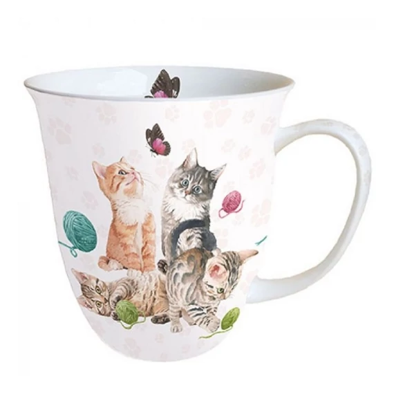 Gombolyaggal játszó cicusok porcelán bögre 400 ml
