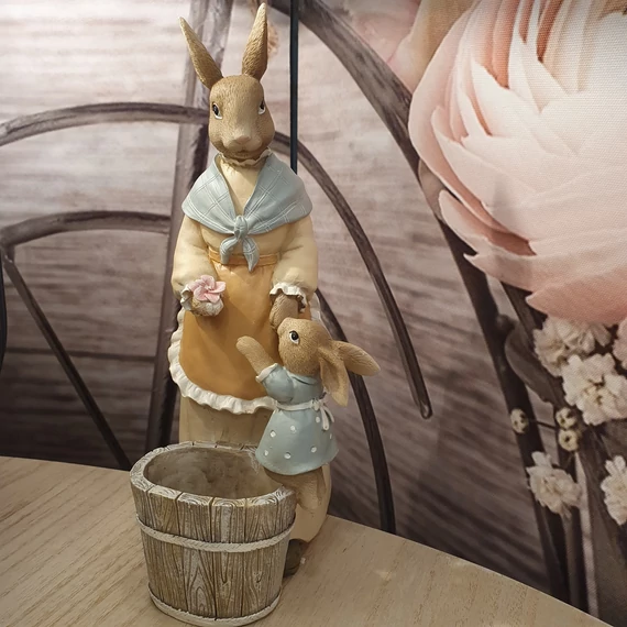 Nyuszi mama műanyag figura kis nyuszival dézsával 23 cm