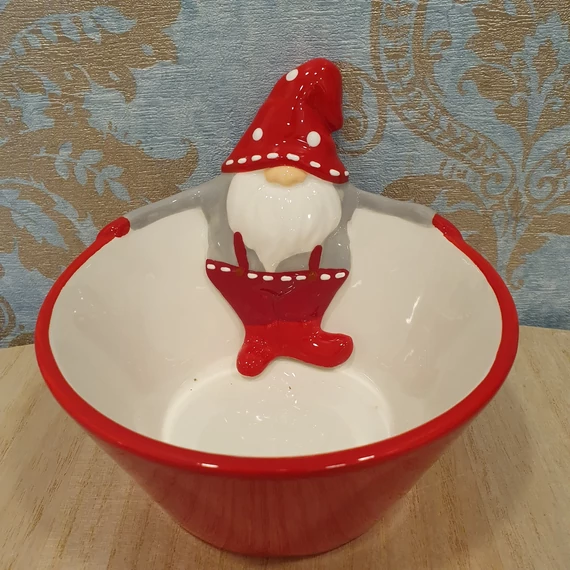 Porcelán tál álldogáló piros manóval