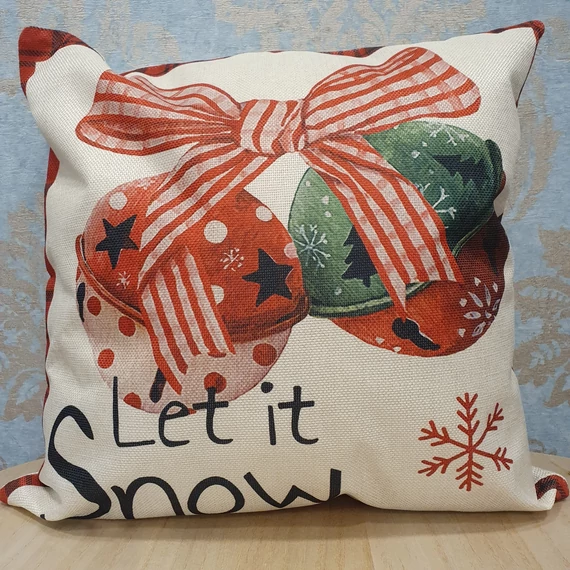 Karácsonyi Párnahuzat Let it Snow felirattal masnival díszekkel