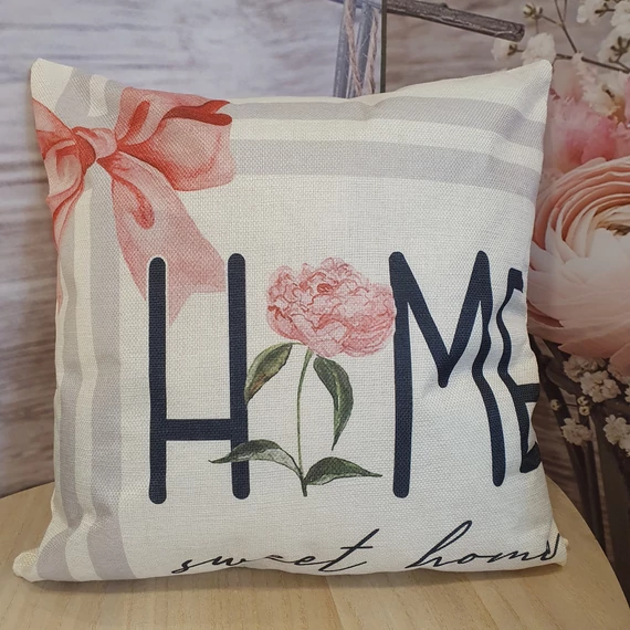 Díszpárnahuzat rózsaszín masnival rózsával HOME sweet home felirattal 44 x 44 cm