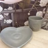 Kép 1/2 - Porcelán szíves csésze+alj szürke 6,2 x 5,7 cm